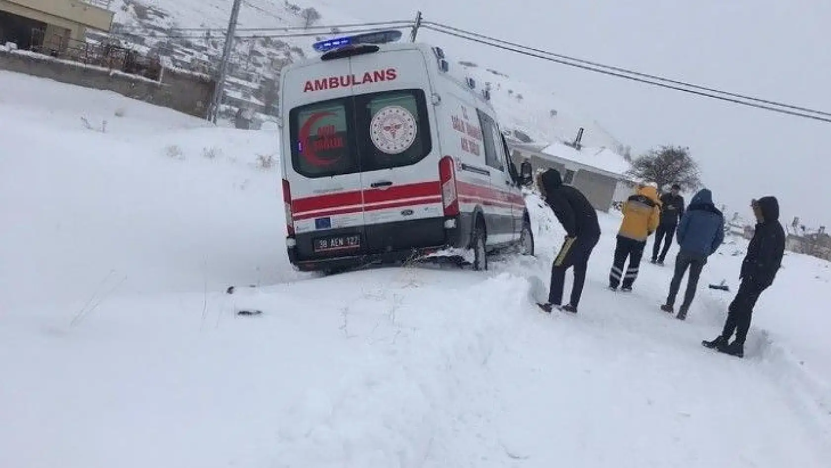 Hasta taşıyan ambulans kara saplandı
