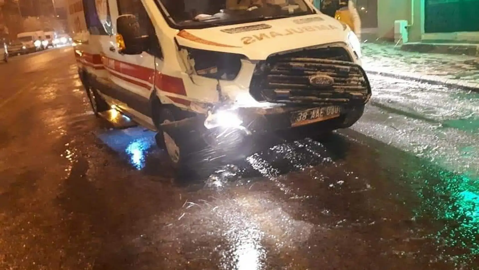 Hasta taşıyan ambulans kaza yaptı
