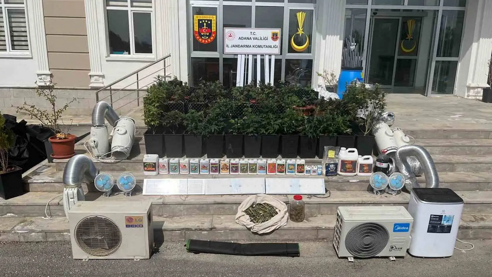 Adana'da uyuşturucu üretilen evlere baskın