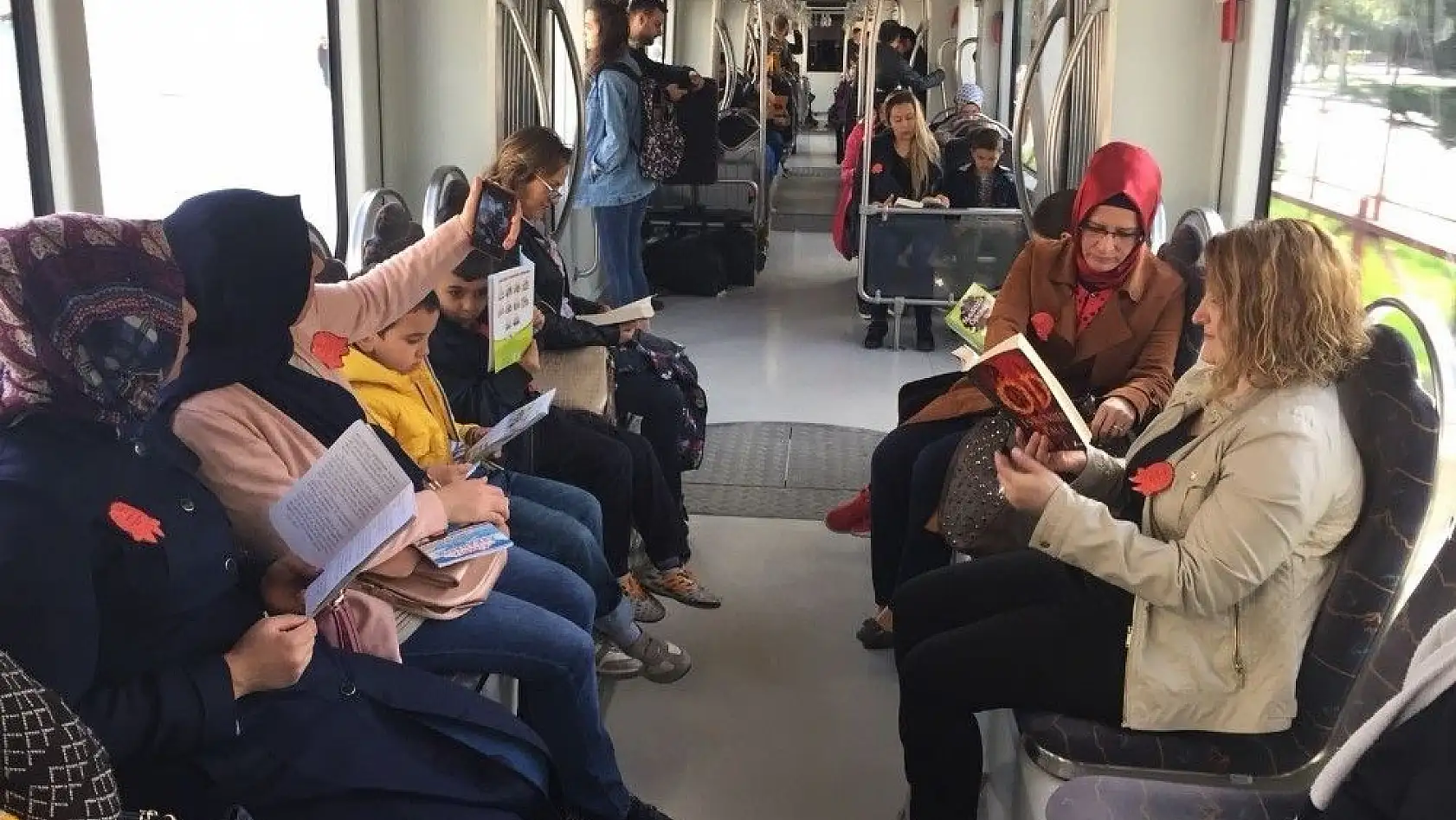 İlkokul öğrencilerinden tramvayda kitap okuma etkinliği
