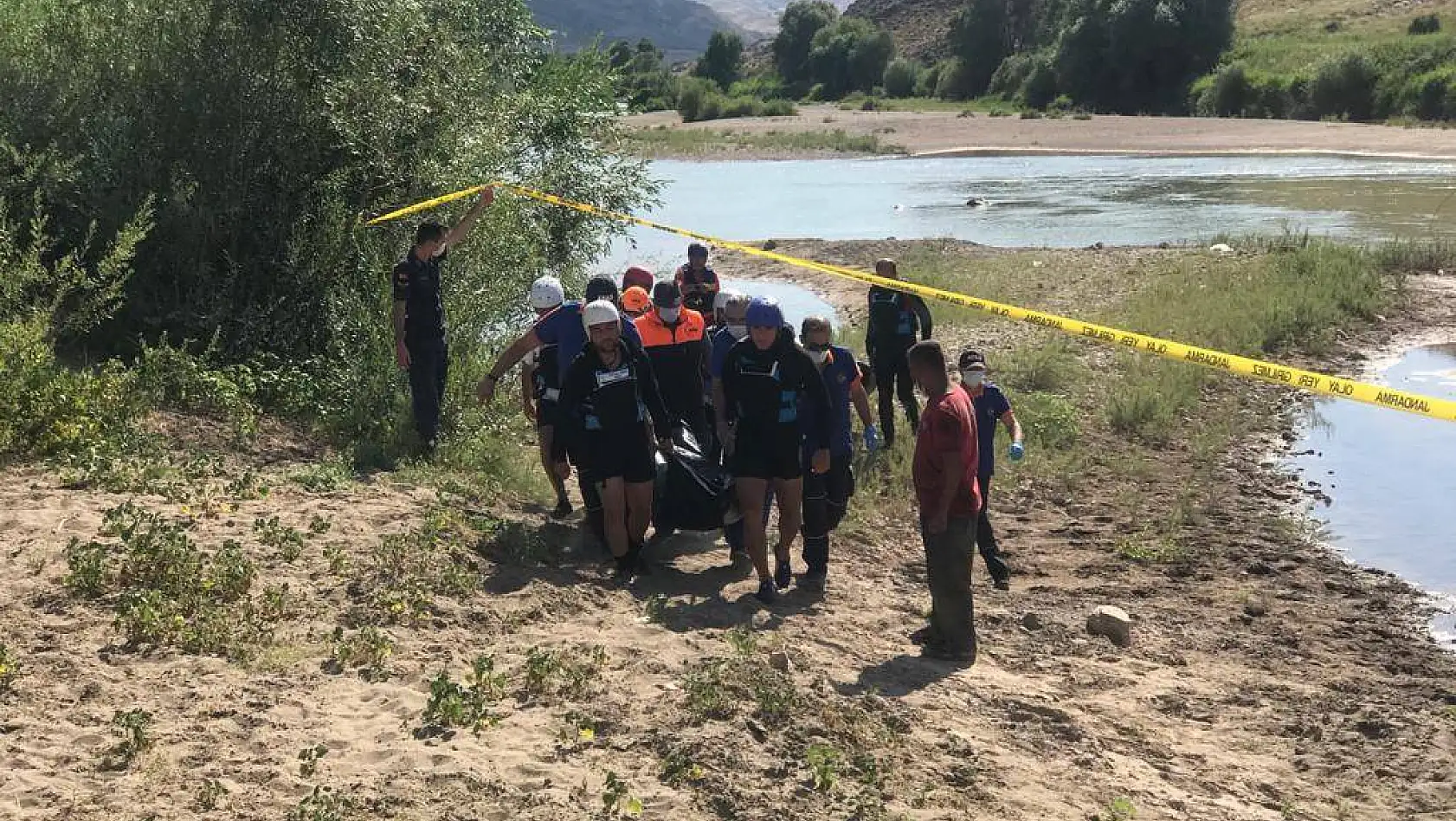 Bir ırmak faciası daha!Irmağa giren iki çocuk boğuldu, baba kayıp