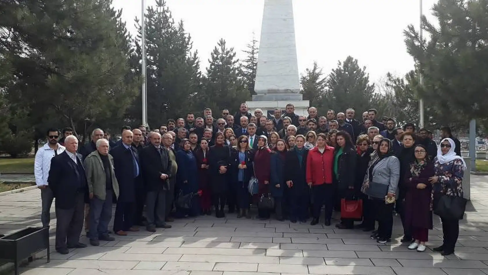 İYİ Partililer'den Şehitliğe 'Sevgili Mehmetçik' ziyareti