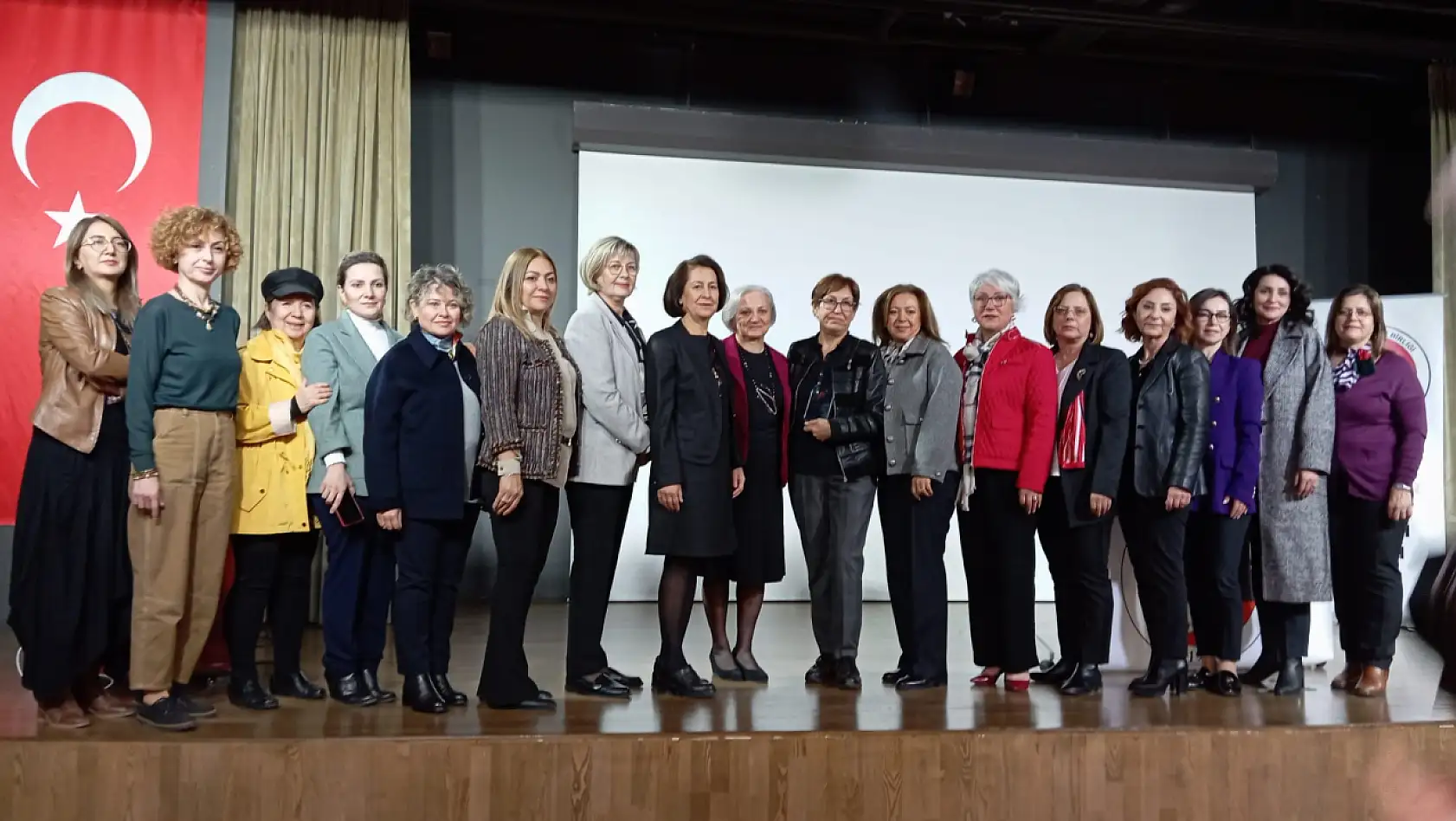 Kadınlar AGÜ'deki konferansta bir araya geldi
