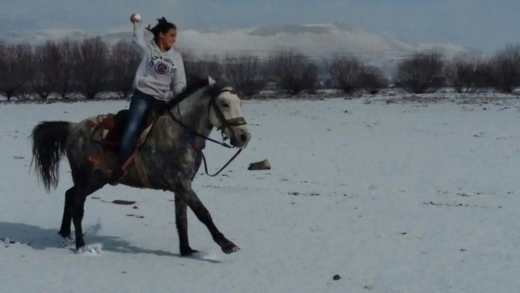Kar Tatilini Erciyes'in Eteklerinde At Sürerek Değerlendirdi