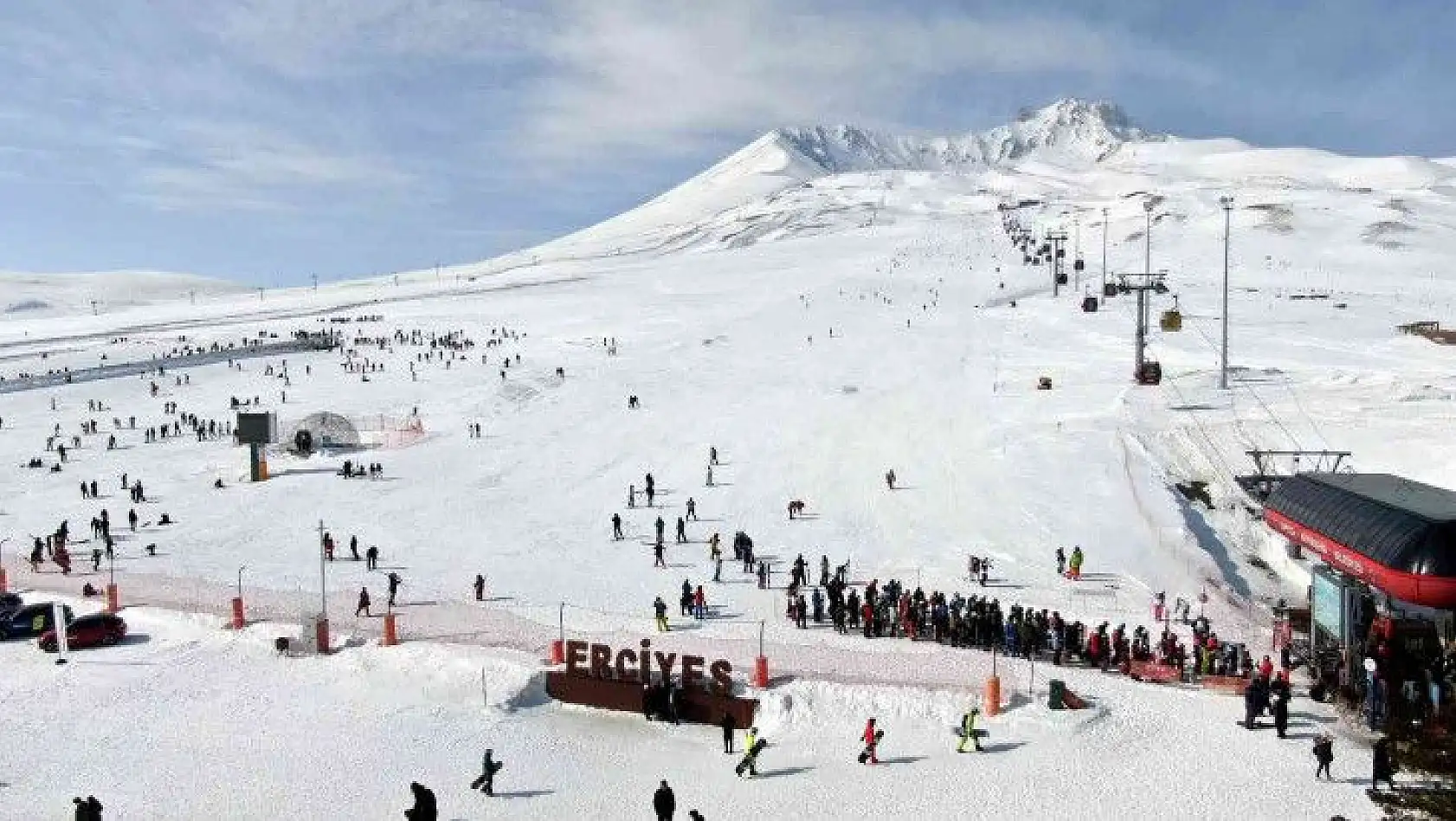 Kayakseverler hafta sonu soluğu Erciyes'te aldı