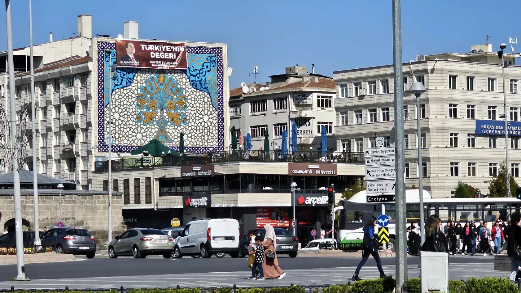 Kayseri Cumhuriyet Meydanı'nda dikkat çeken poster
