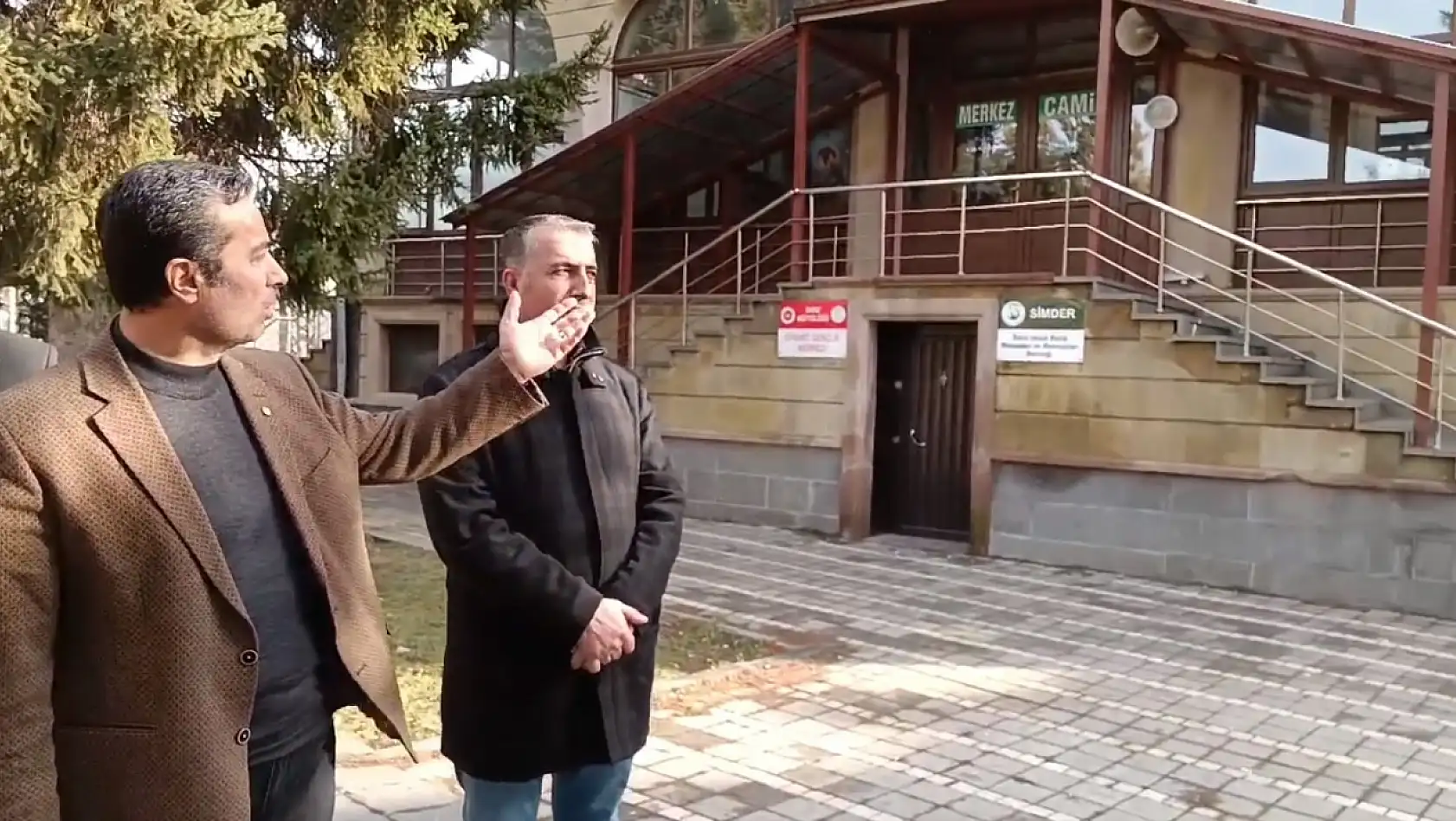 Kayseri'de camide siyaset tepkisi! Camii bahçesine kim parti bayrağı astı?