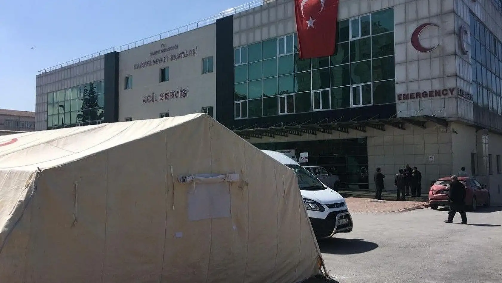 Kayseri'de hastalar için devlet hastanesinin bahçesine çadır kuruldu
