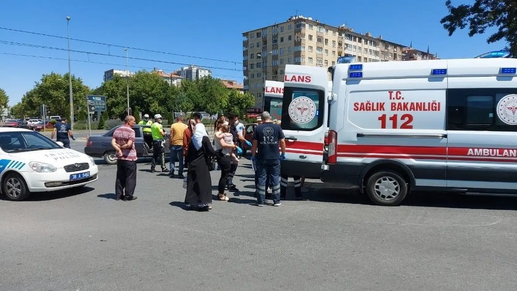 Kayseri'de iki araç kavşakta çarpıştı 6 kişi yaralandı