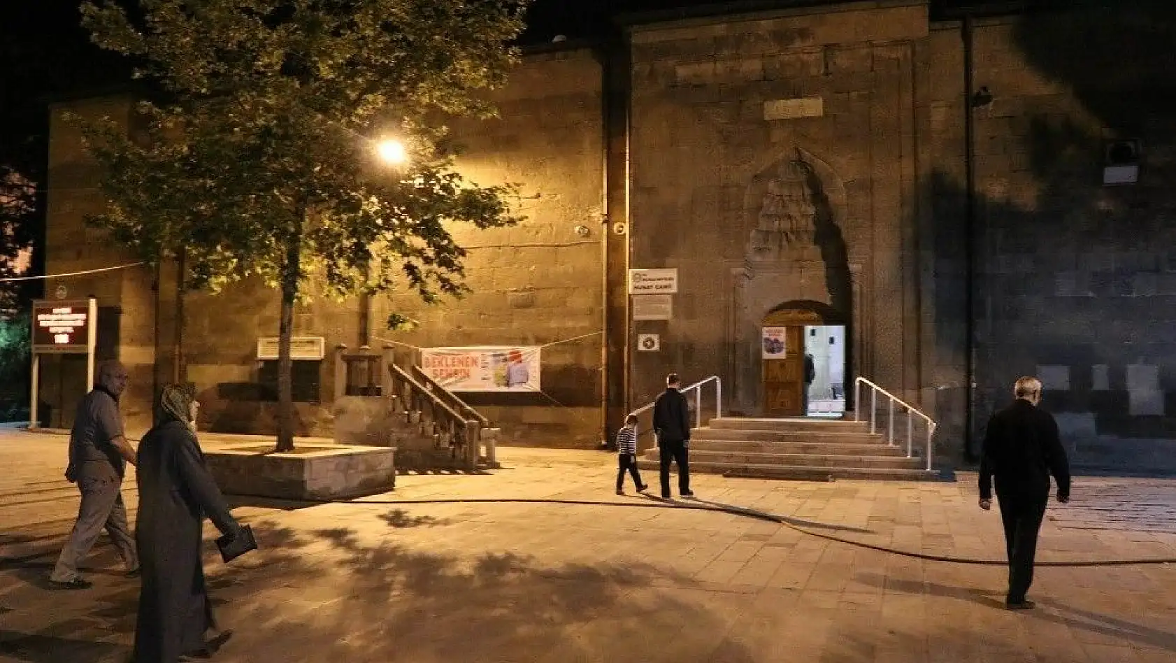 Kayseri'de ilk teravih namazında vatandaşlar camilere akın etti
