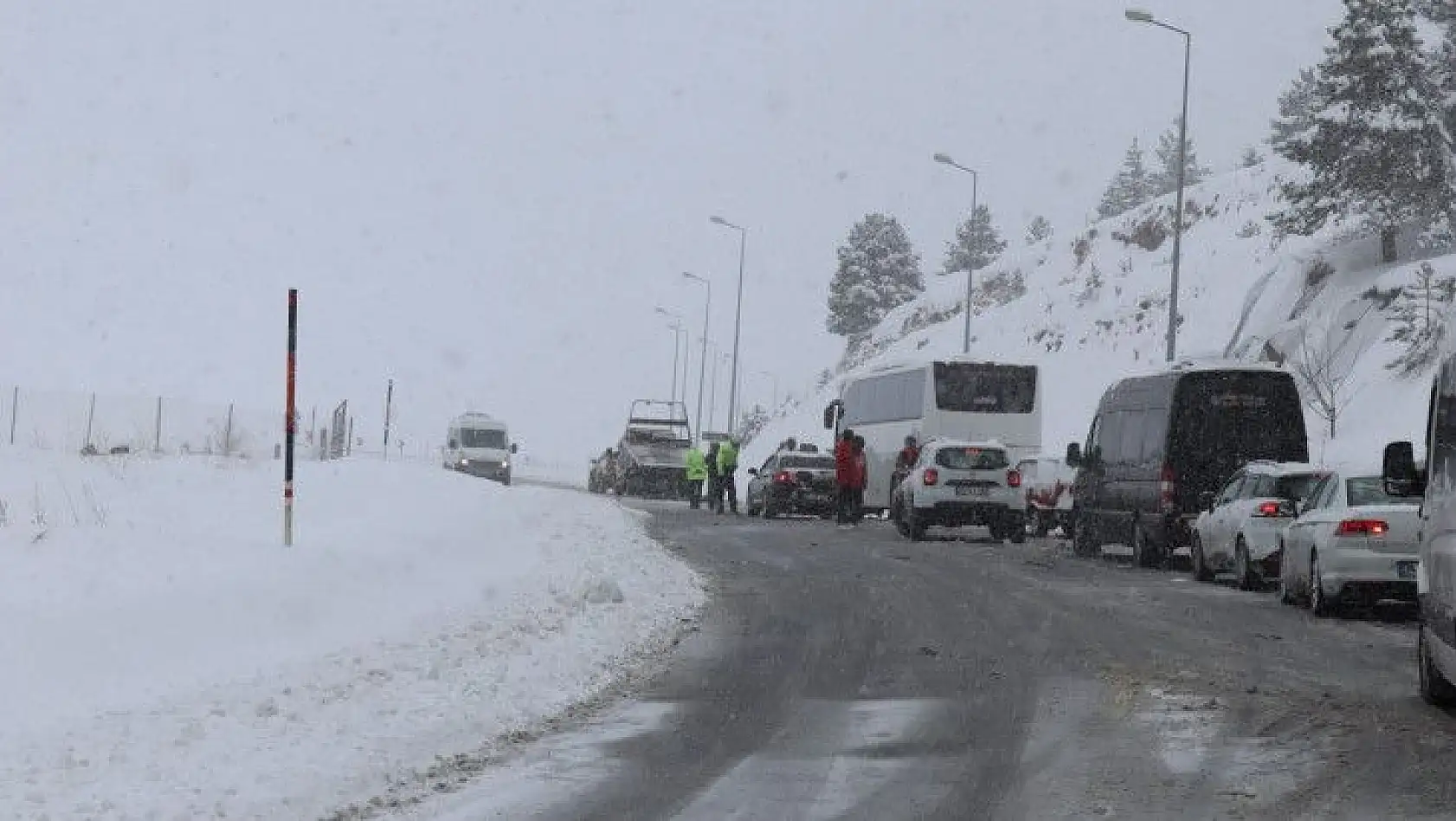 Kayseri'de kar yağışı hayatı olumsuz etkiledi