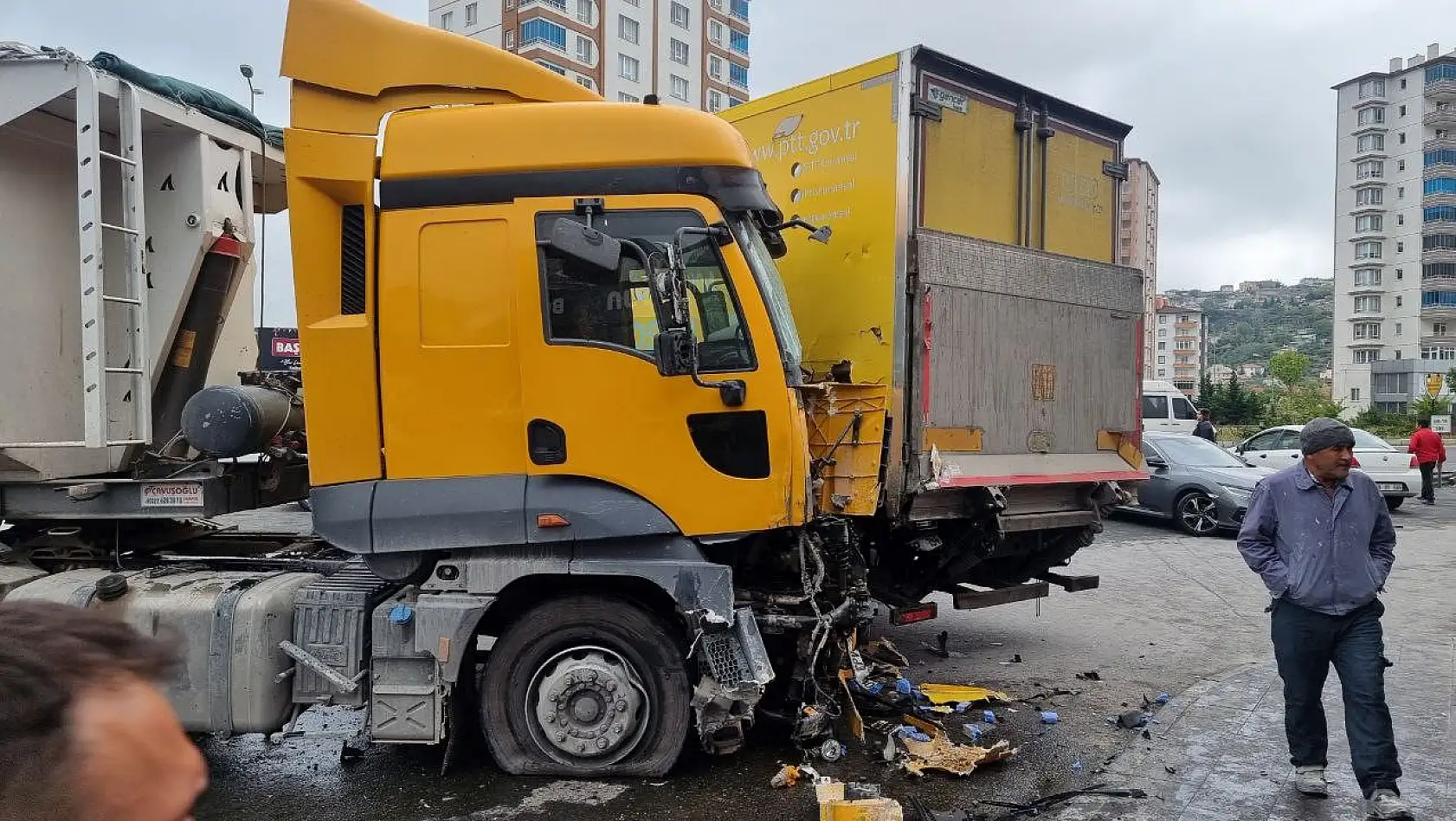 Kayseri'de korkunç kaza: Tır 5 aracı biçti