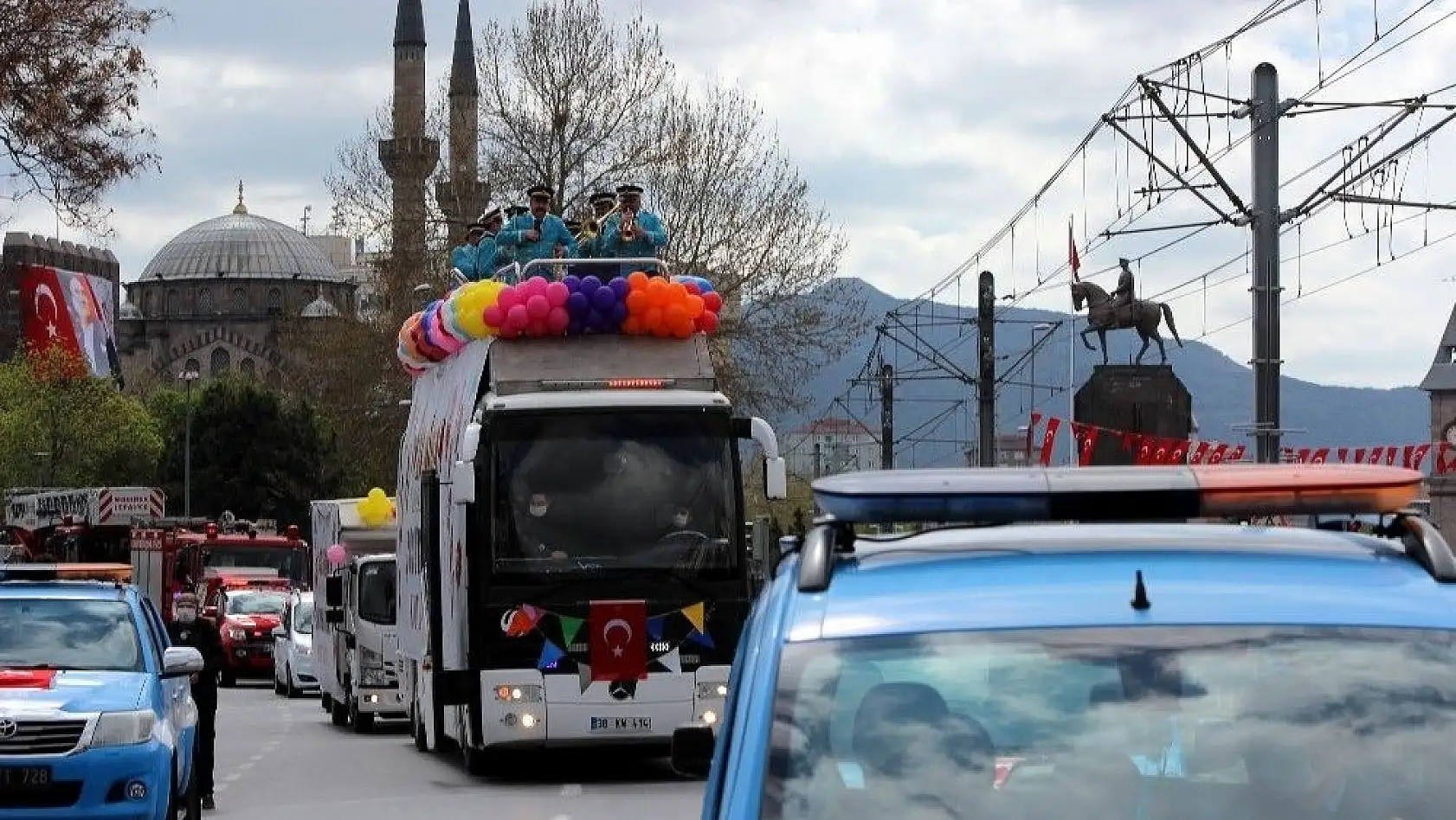 Kayseri'de 23 Nisan üstü açık otobüsle mehter takımı eşliğinde kutlandı