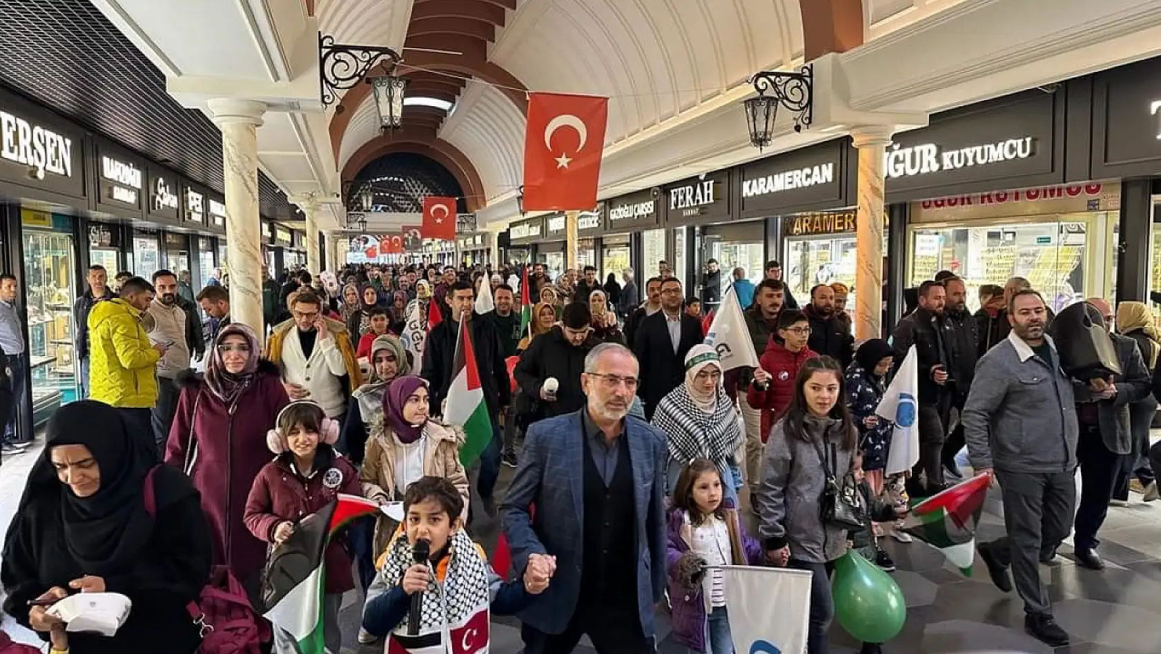 Kayseri'de öğrenciler Filistin için meydana indi
