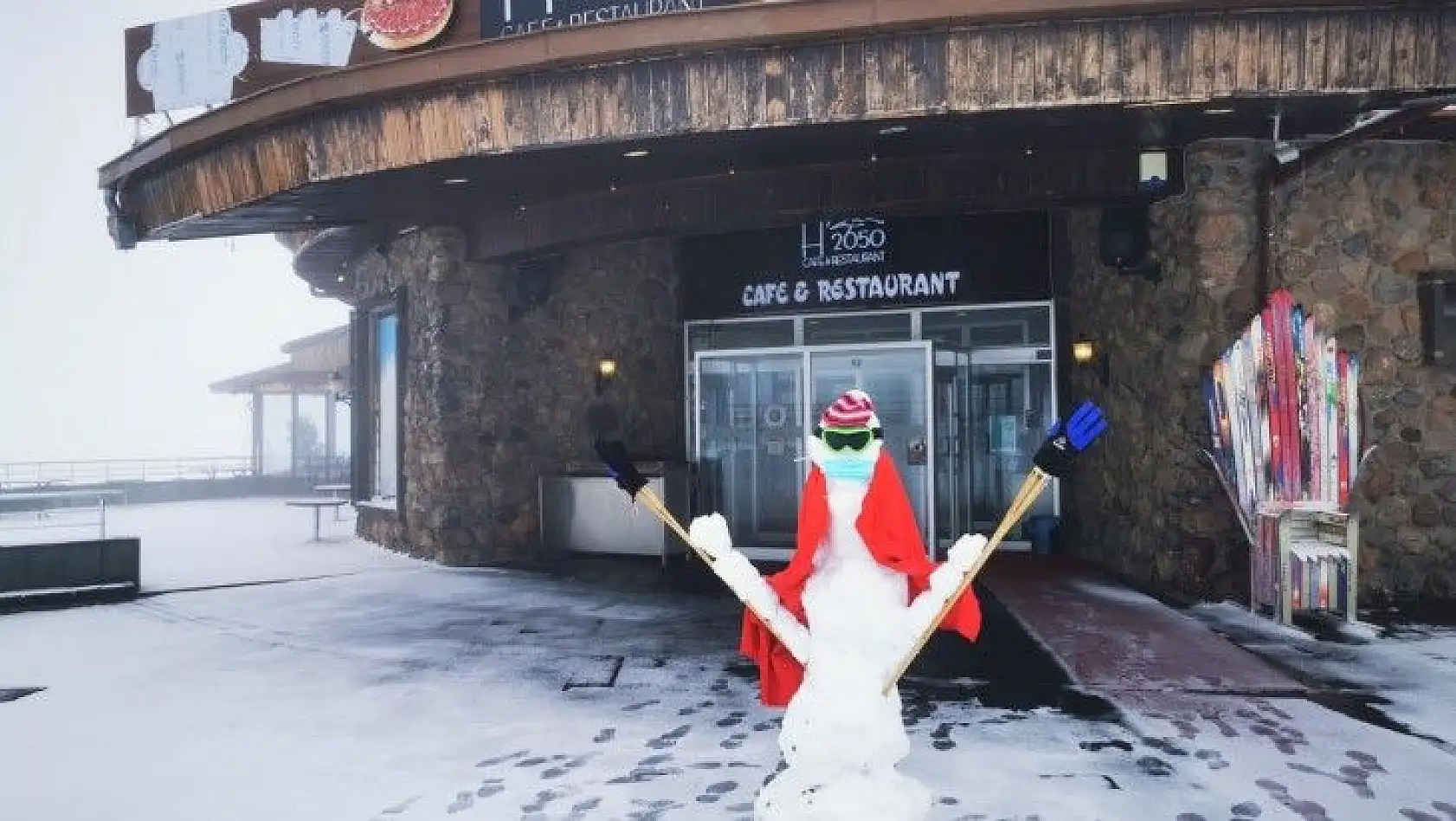 Kayseri'de sezonun ilk kardan adamı Erciyes'te yapıldı