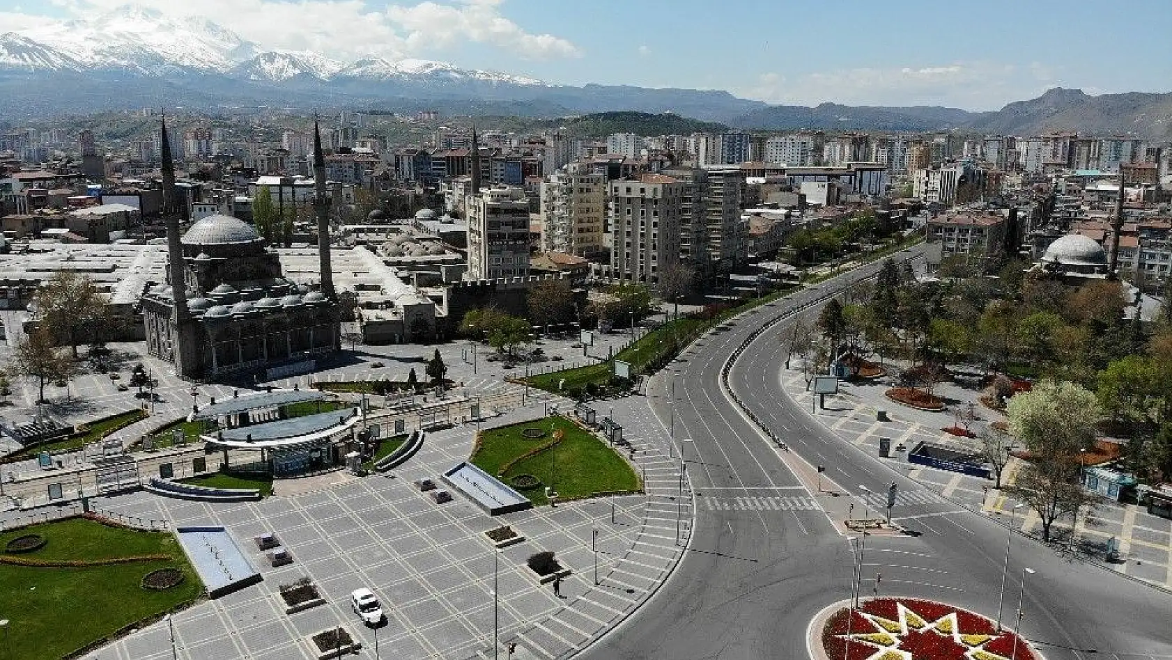 Kayseri'de sokağa çıkma kısıtlamasının 2'nci gününde meydanlar boş kaldı
