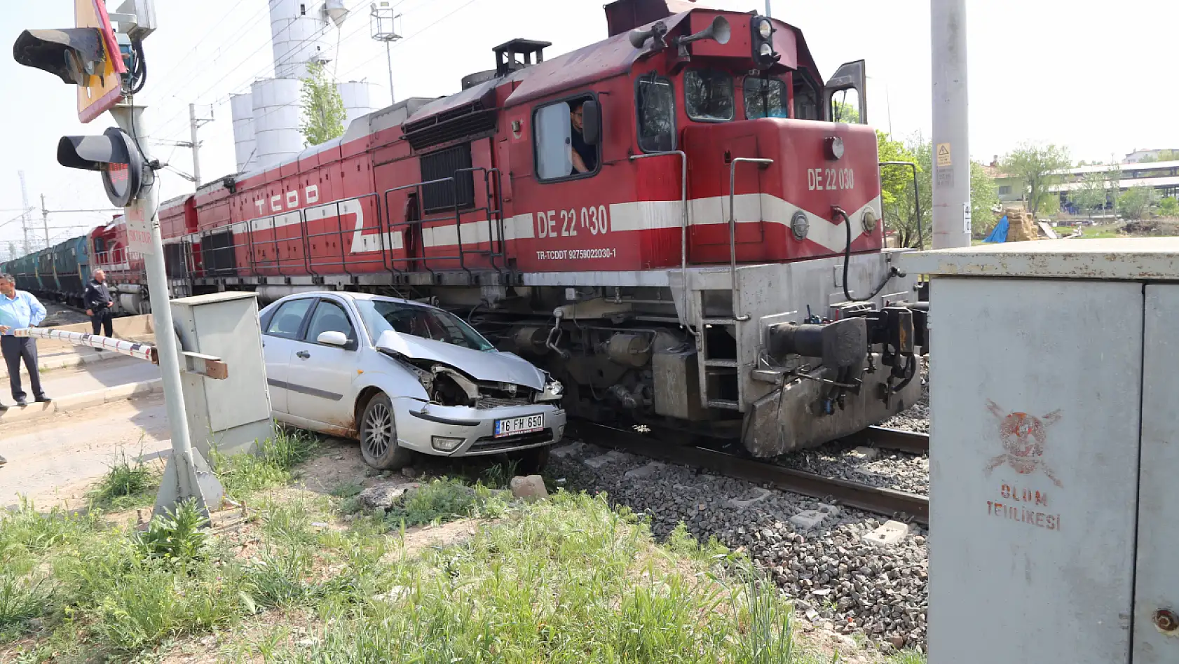 Kayseri'de tren otomobile çarptı!