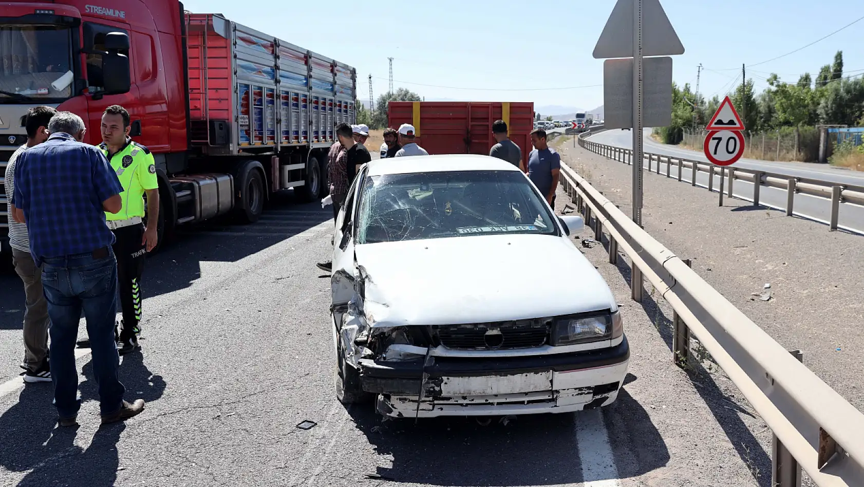Kayseri-Sivas kara yolunda kaza: 3 yaralı!