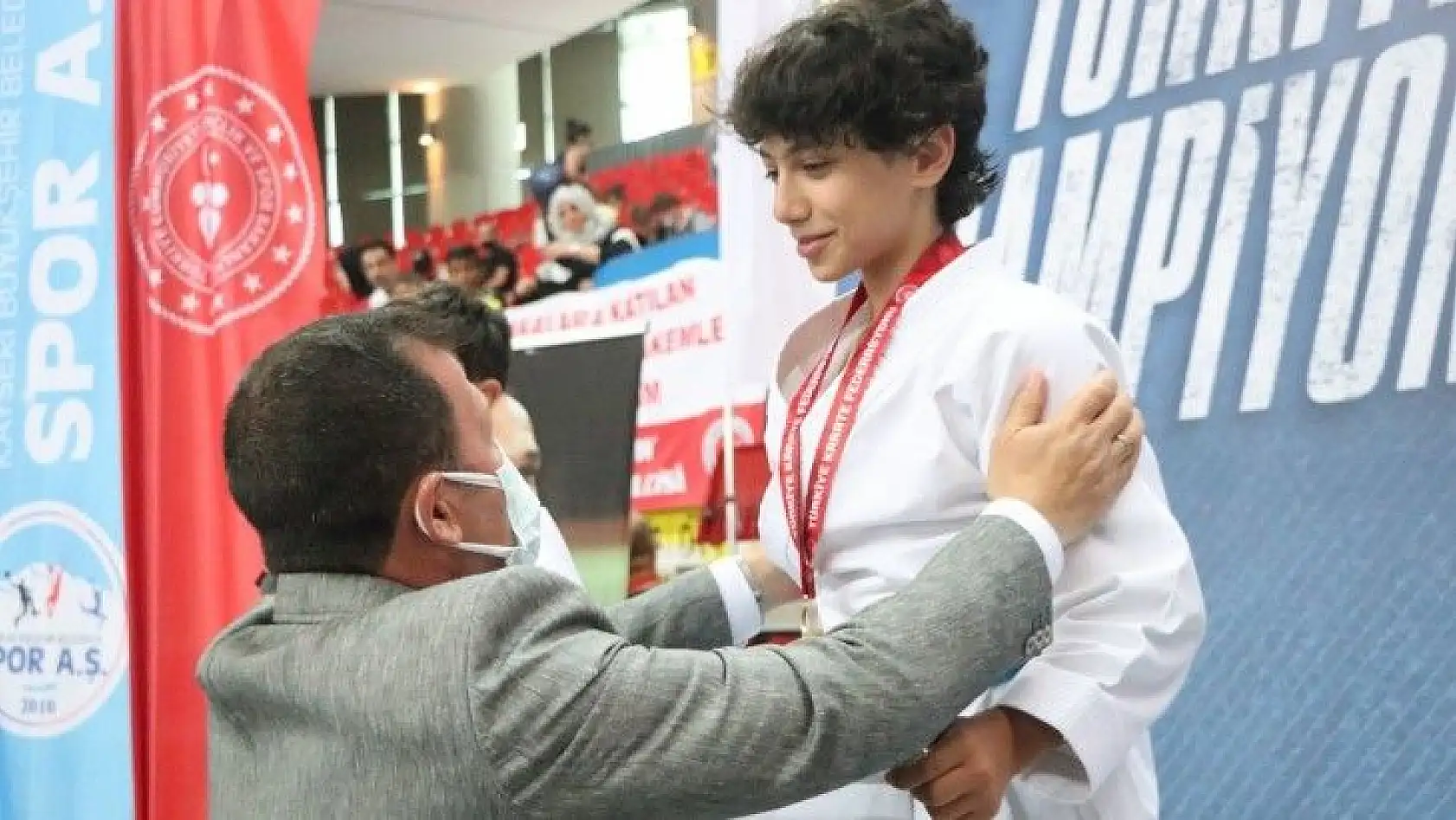 Kayserili şampiyona madalyasını Ali İhsan Kabakcı takdim etti