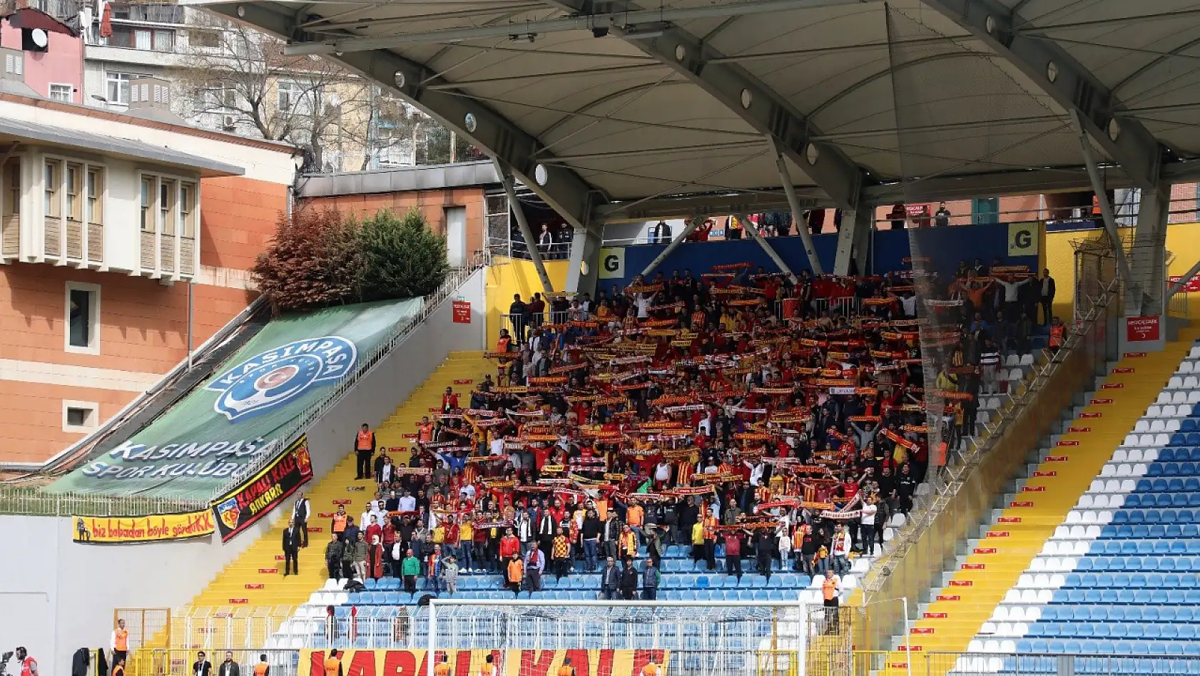 Kayserispor'un Kasımpaşa deplasmanında herkesi şaşırtan görüntü!