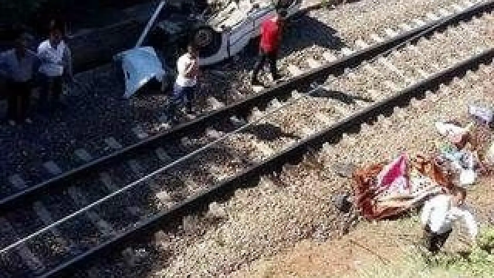  Otomobil köprüden tren yoluna düştü: 1 ölü