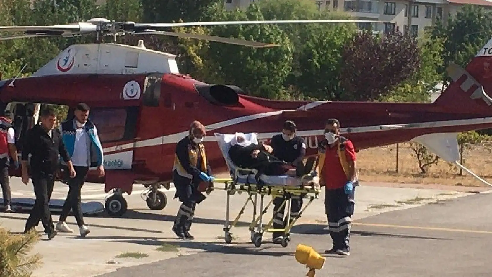 KOAH hastası kadın ambulans helikopterle şehir merkezine getirildi