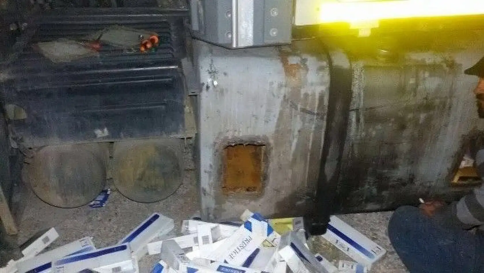 Tır'da 9 Bin 100 Paket Kaçak Sigara yakalandı