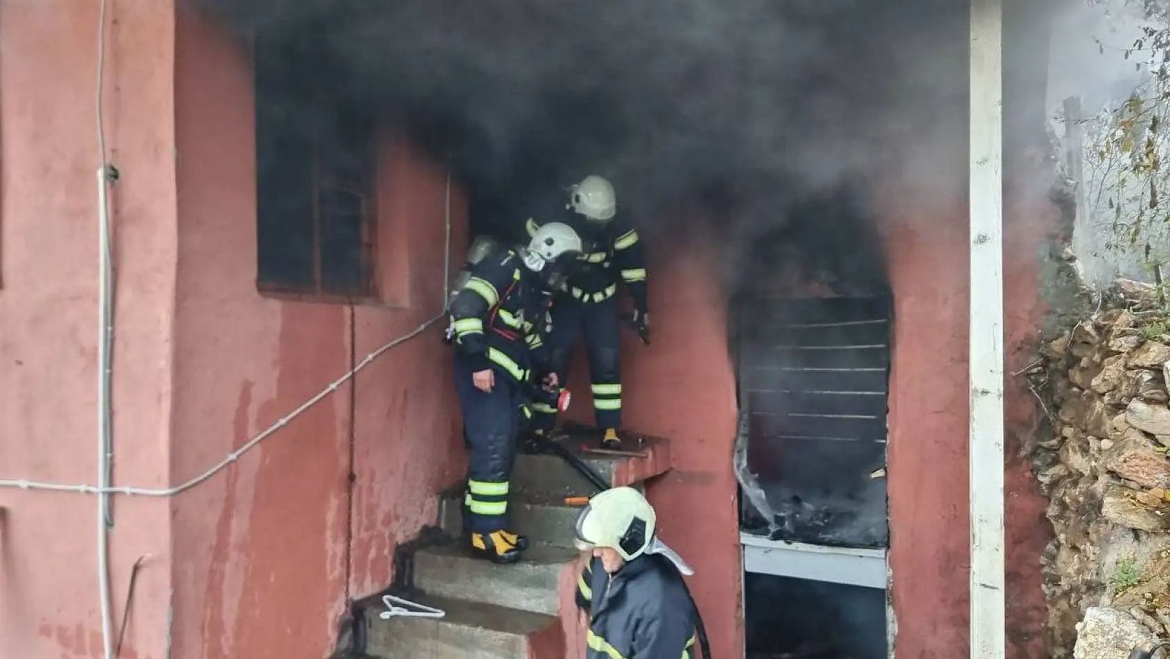 Kozan'da bir evde yangın çıktı