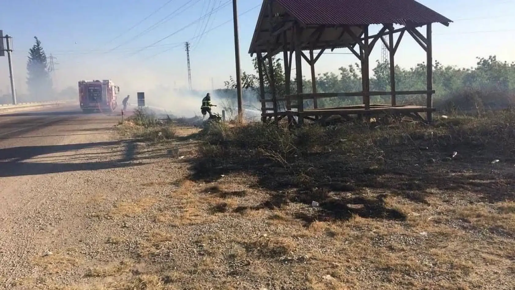 Kozan'da otluk alandaki yangın bahçelere sıçramadan söndürüldü