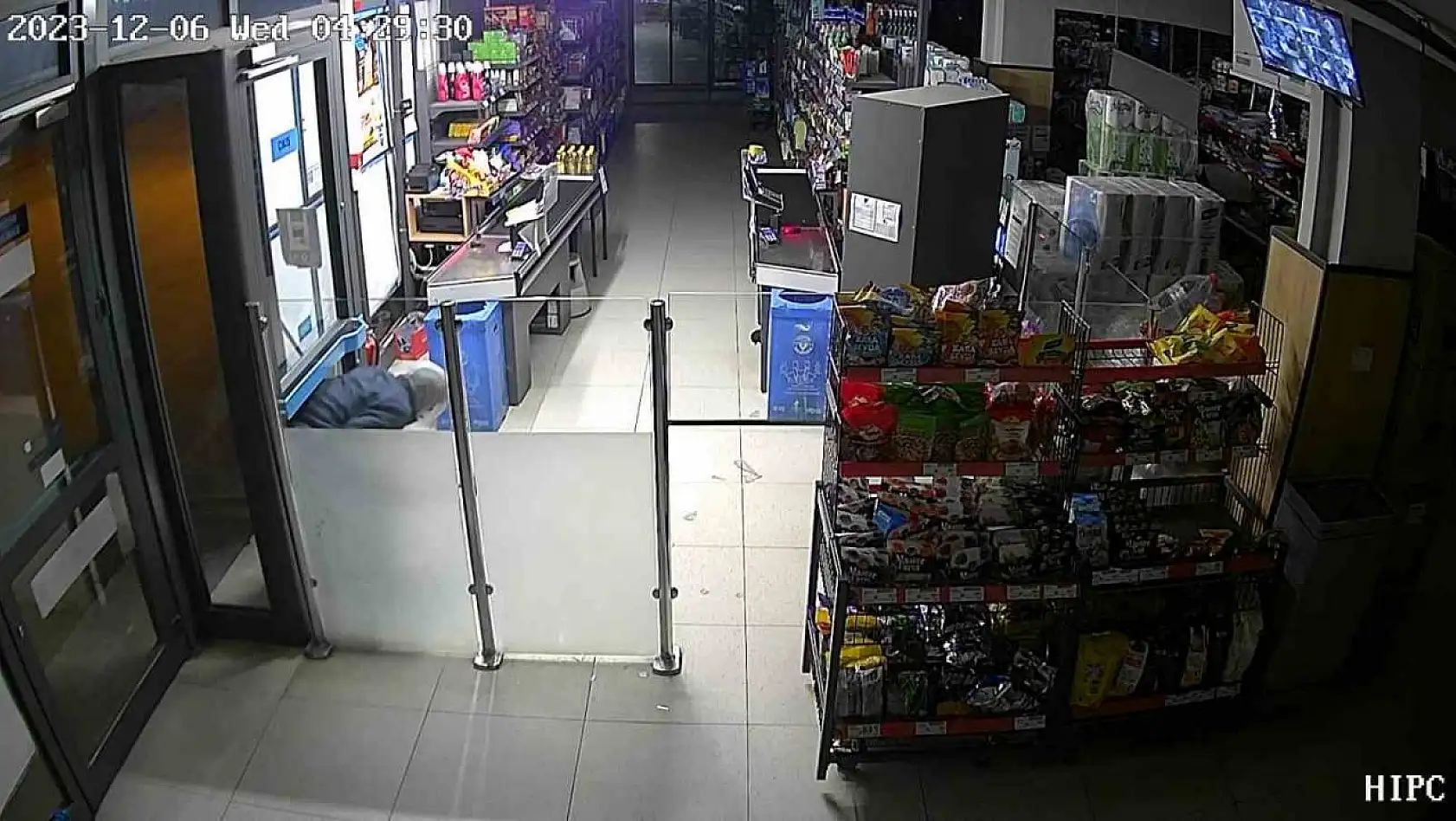 Marketten gıda ürünleri ve sigara çalan kişi güvenlik kameralarına yansıdı