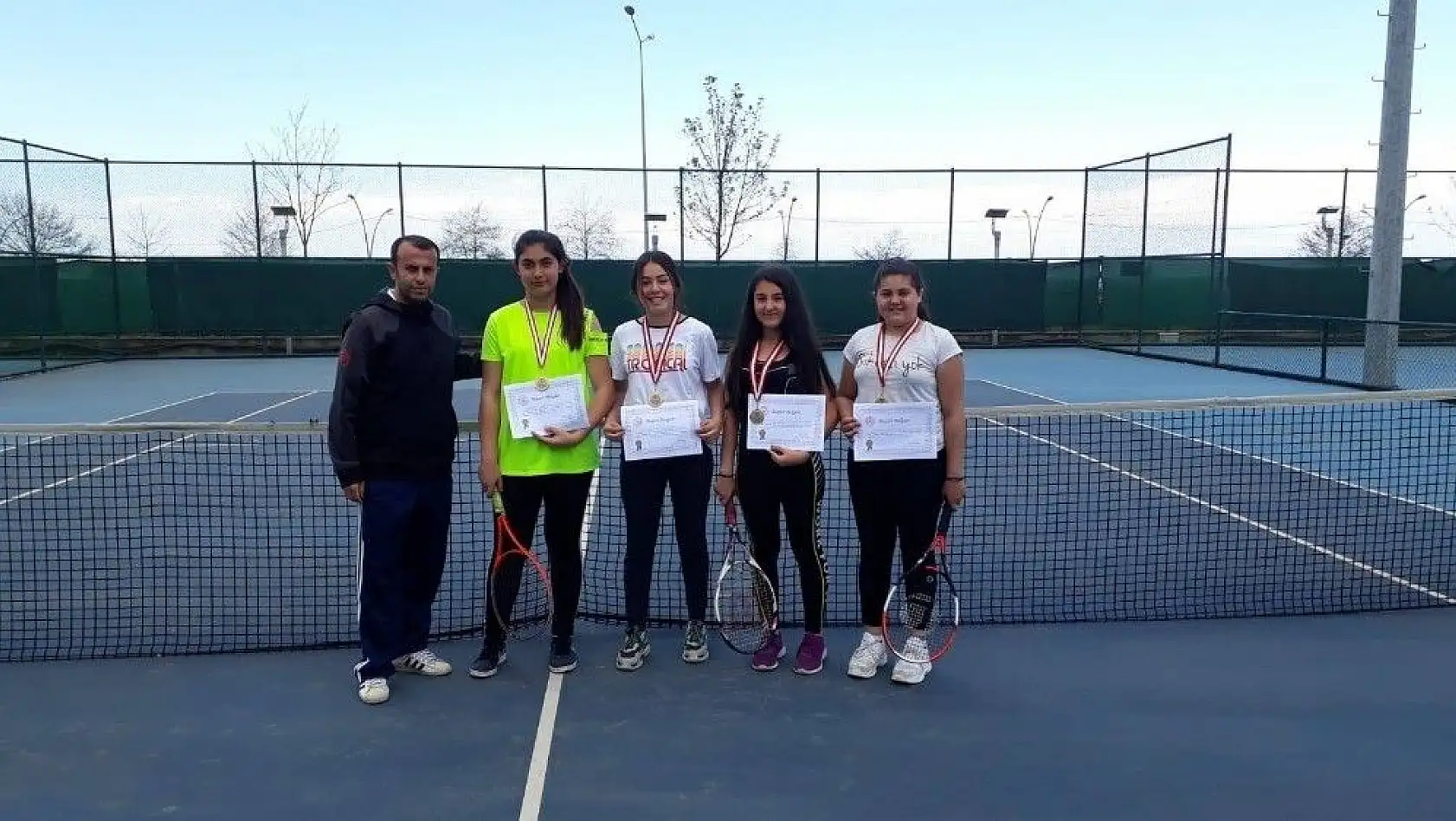 Mehmet Kemal Dedeman Ortaokulu Yıldız Kızlar Tenis'te Türkiye Finallerinde

