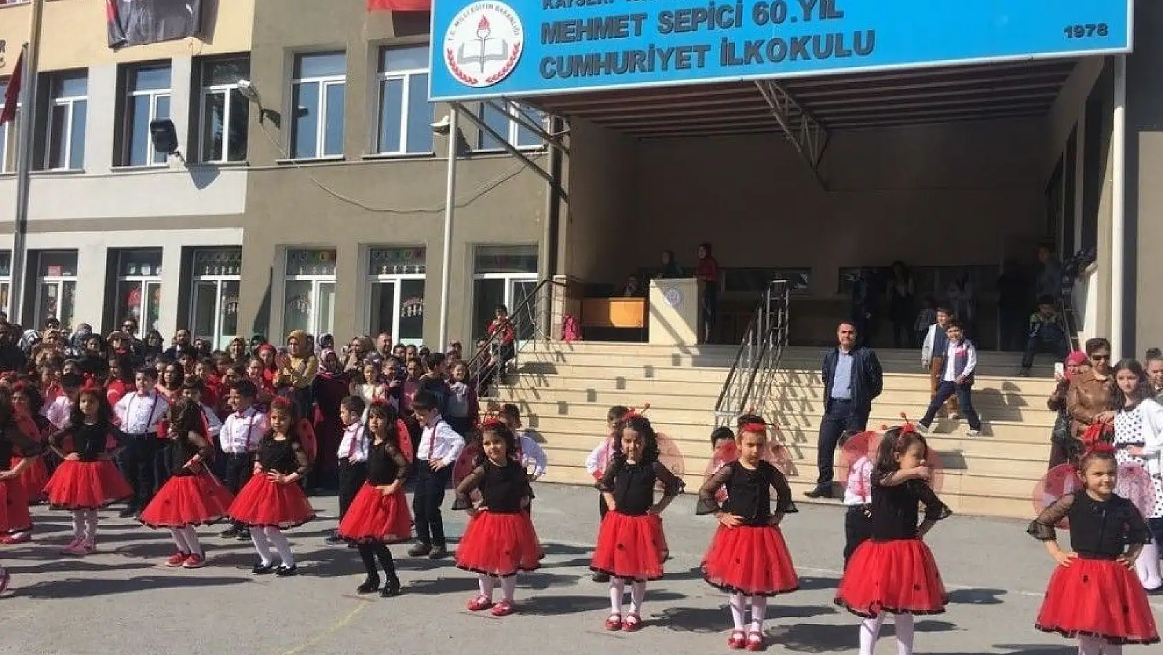 Mehmet Sepici 60. Yıl Cumhuriyet İlkokulu'nda 23 Nisan Coşkusu
