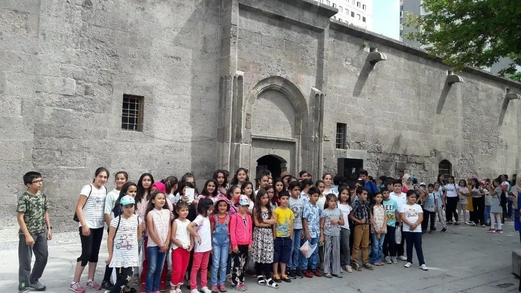 Melikgazi Belediyesi Çocuk Meclisi Yaz Kursu Öğrencileri Selçuklu Müzesini Gezdi
