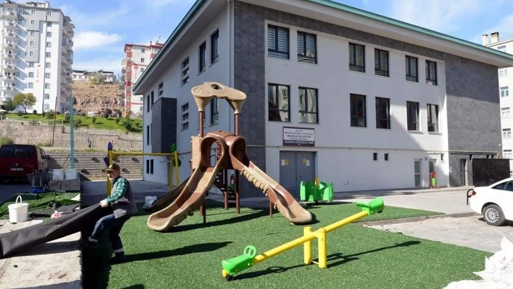 Melikgazi Belediyesi çocuk oyun alanlarına sentetik çim döşedi