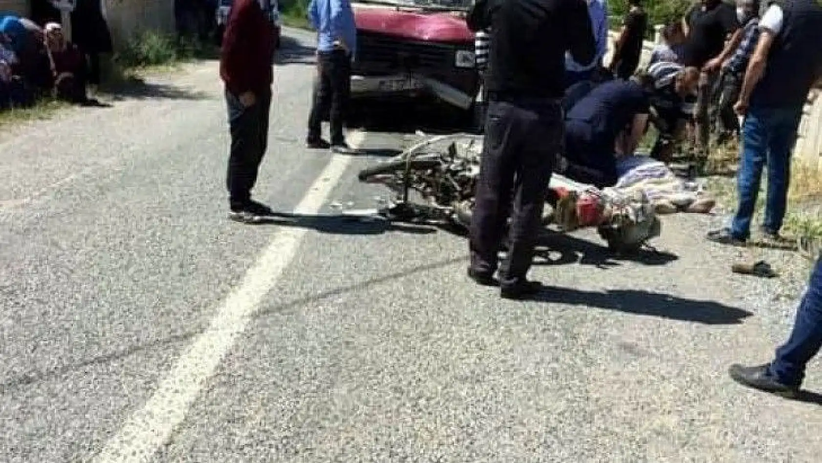 Minibüsle motosiklet çarpıştı: 1 ölü var