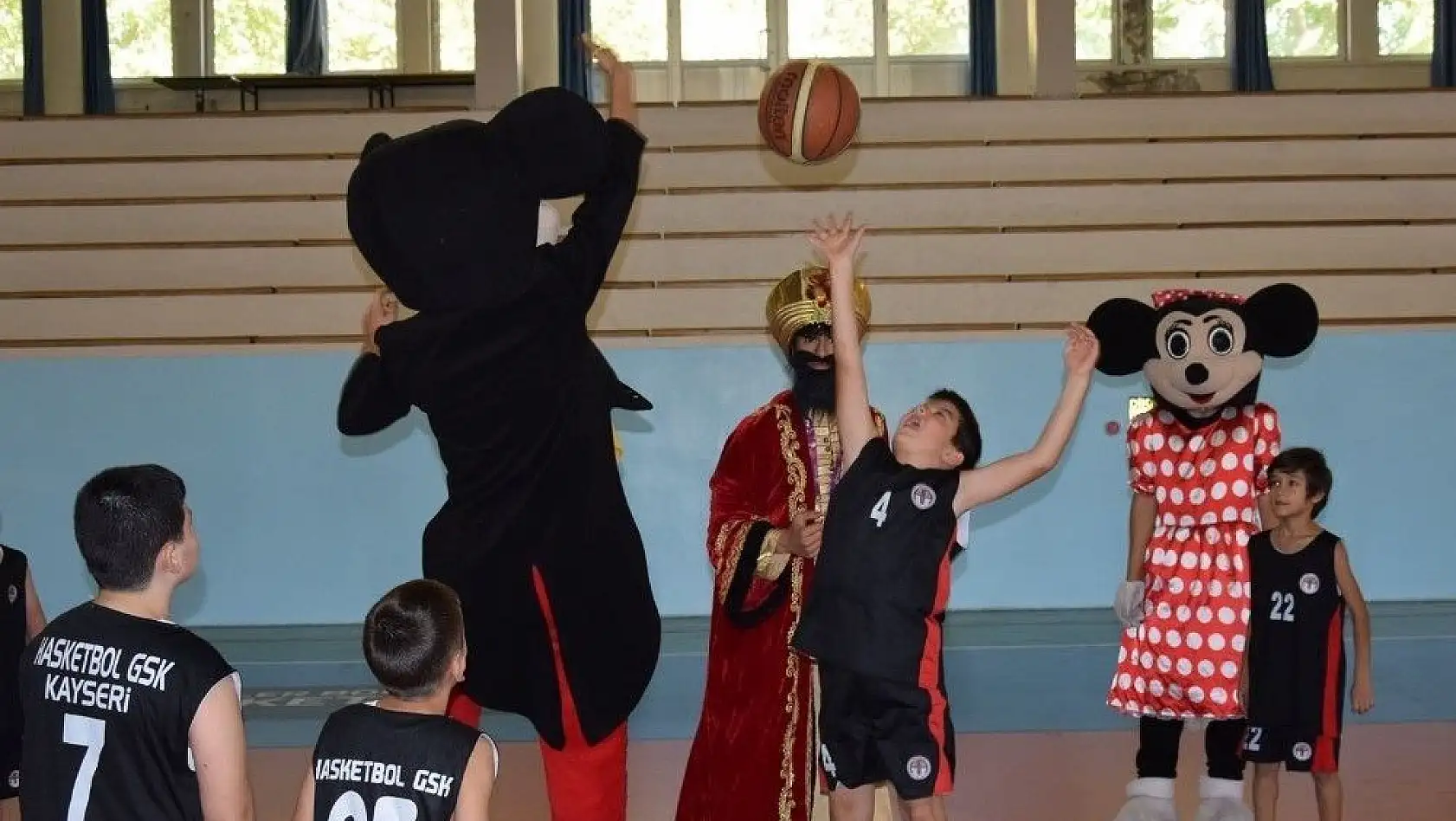 Minik basketbolcular, çizgi film karakterleri ile maç yaptı