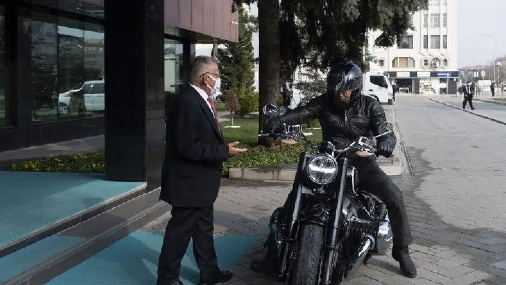 Motosiklet tutkunu Kürşat Tüzmen Başkan Büyükkılıç'ı ziyarete motosikletiyle geldi