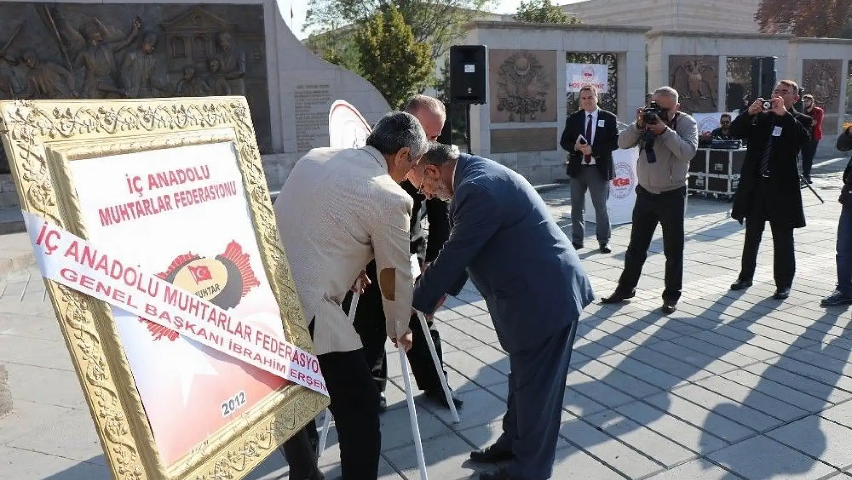 Muhtarlar Atatürk Anıtı'na çelenk bıraktı