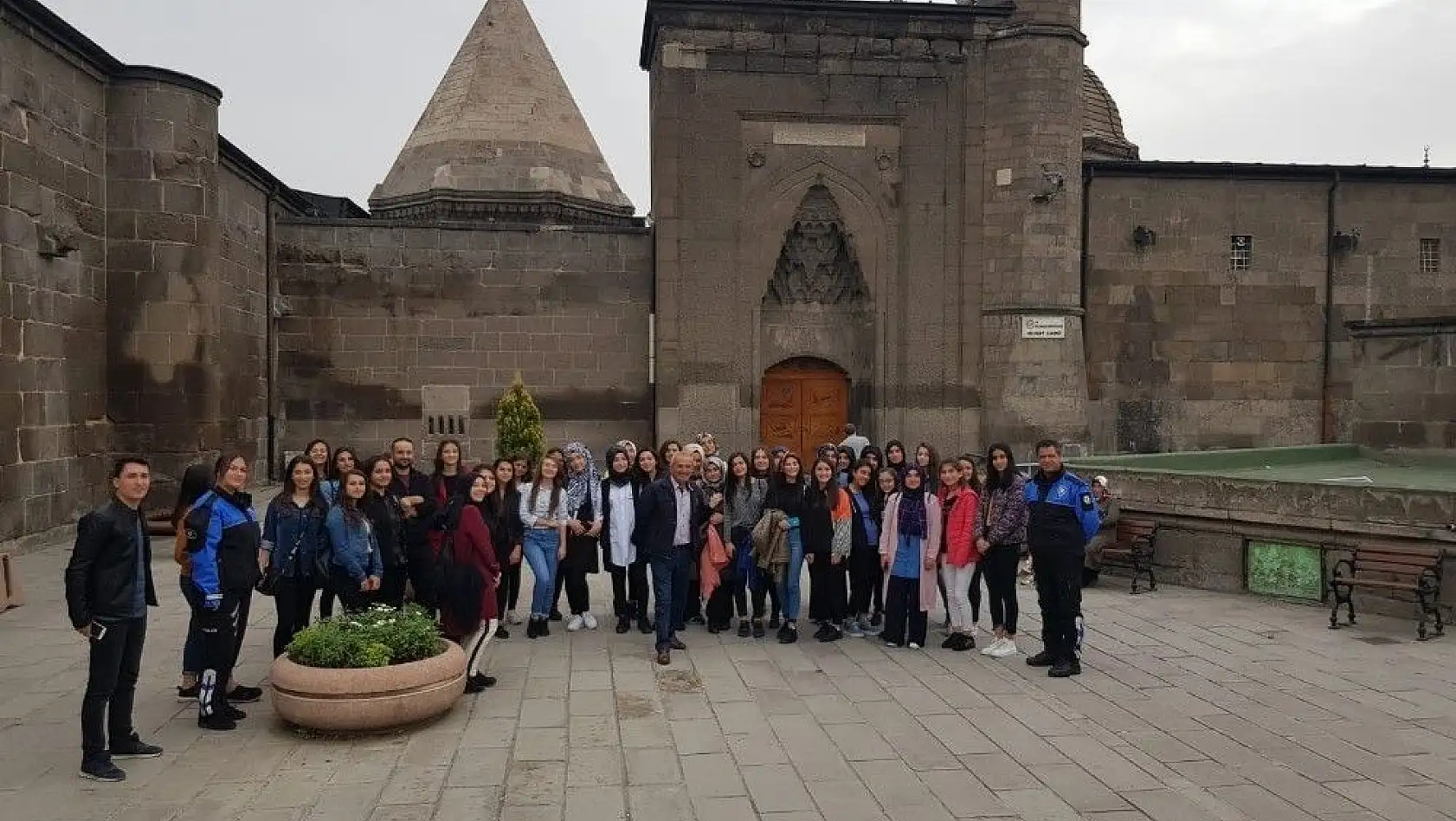 40 öğrenci polis ağabey ve ablaları ile Kayseri'yi gezdi