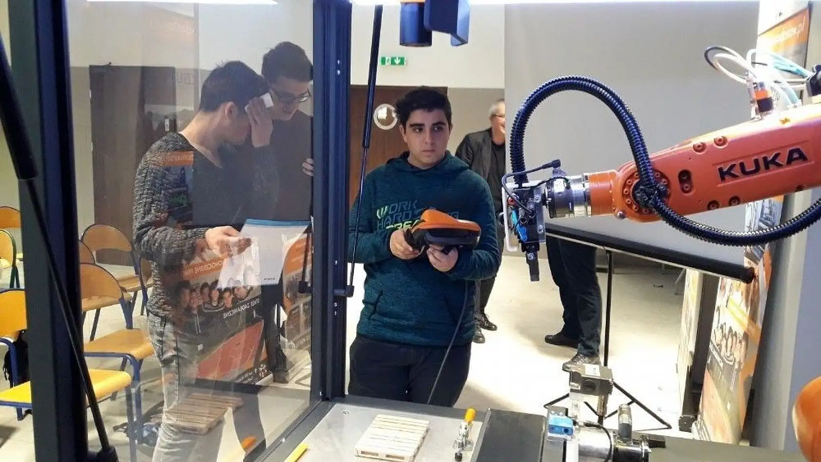 Öğrenciler Polonya'da Endüstriyel Robot Eğitimi Aldılar
