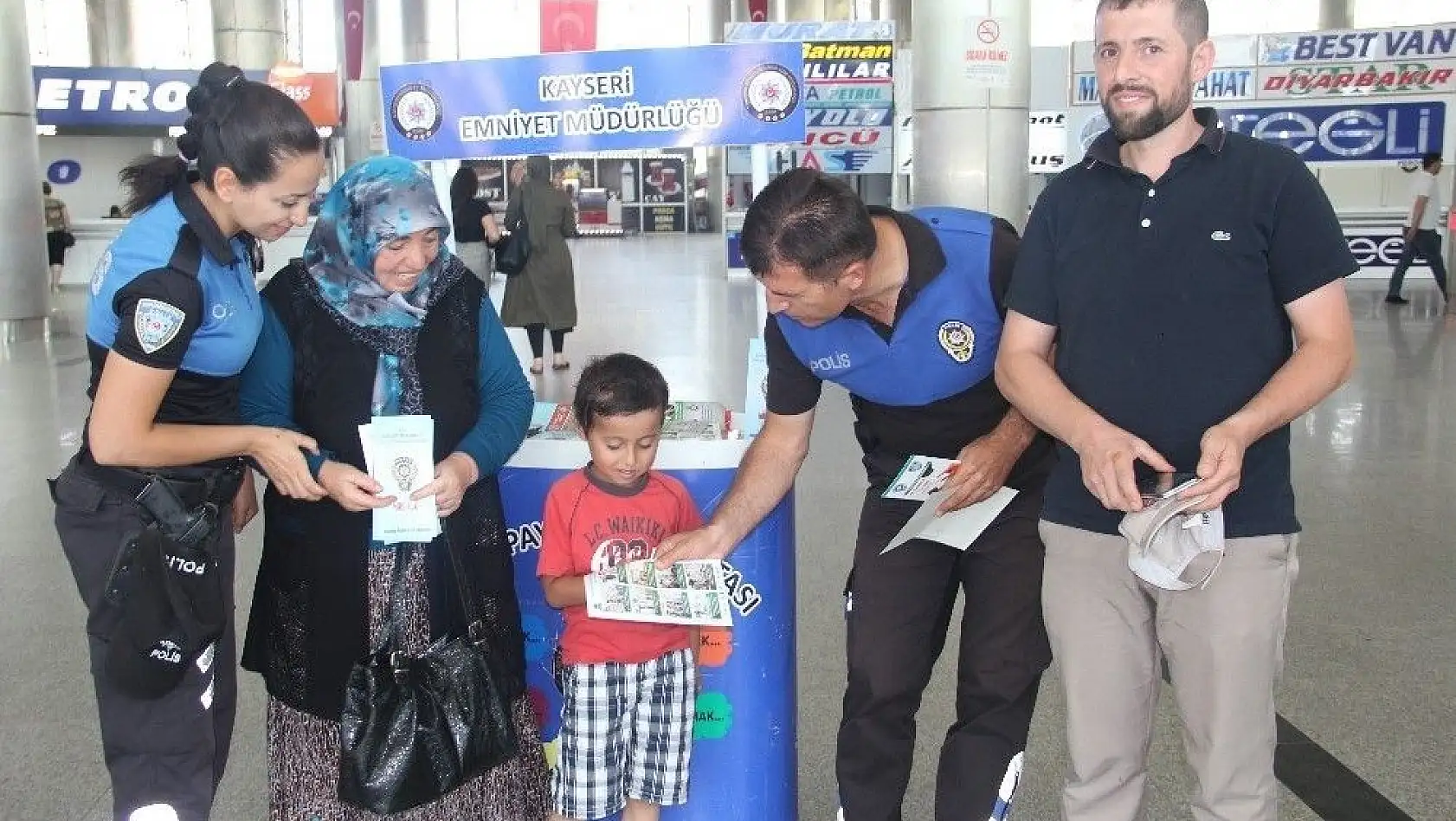 Otogarda yolcular hırsızlık, dolandırıcılık ve trafik güvenliği konusunda bilgilendirildi
