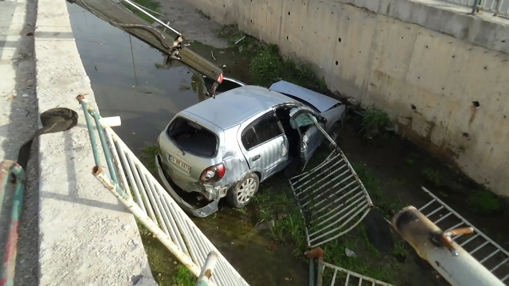 Korkutan kaza: Otomobil kanala uçtu