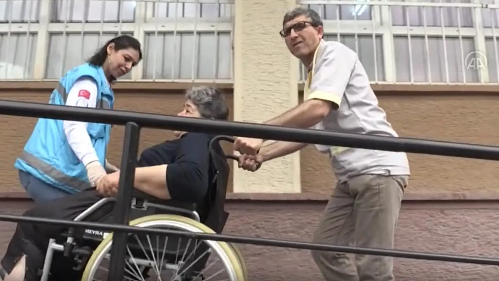 Oy veremeye tekerlekli sandalye ile götürüldü