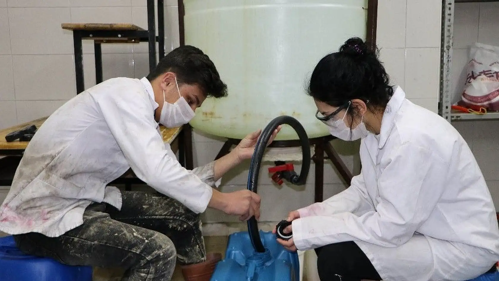Liseli öğrenciler 545 ton dezenfektanı yetiştirmek için fabrika gibi çalışıyor