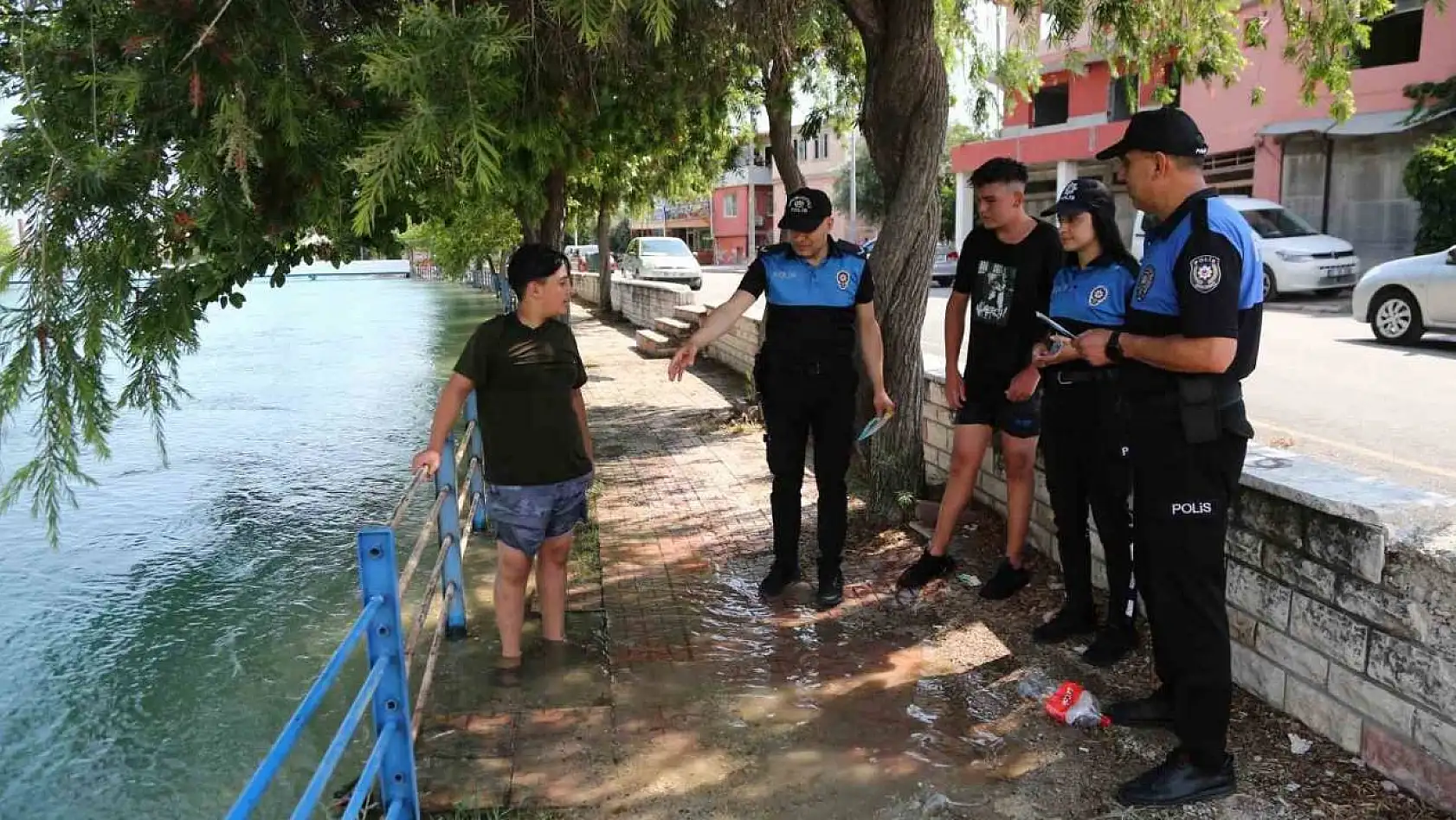 Polisler, kanalda yüzen çocukları sudan çıkartıp bilgilendirdi