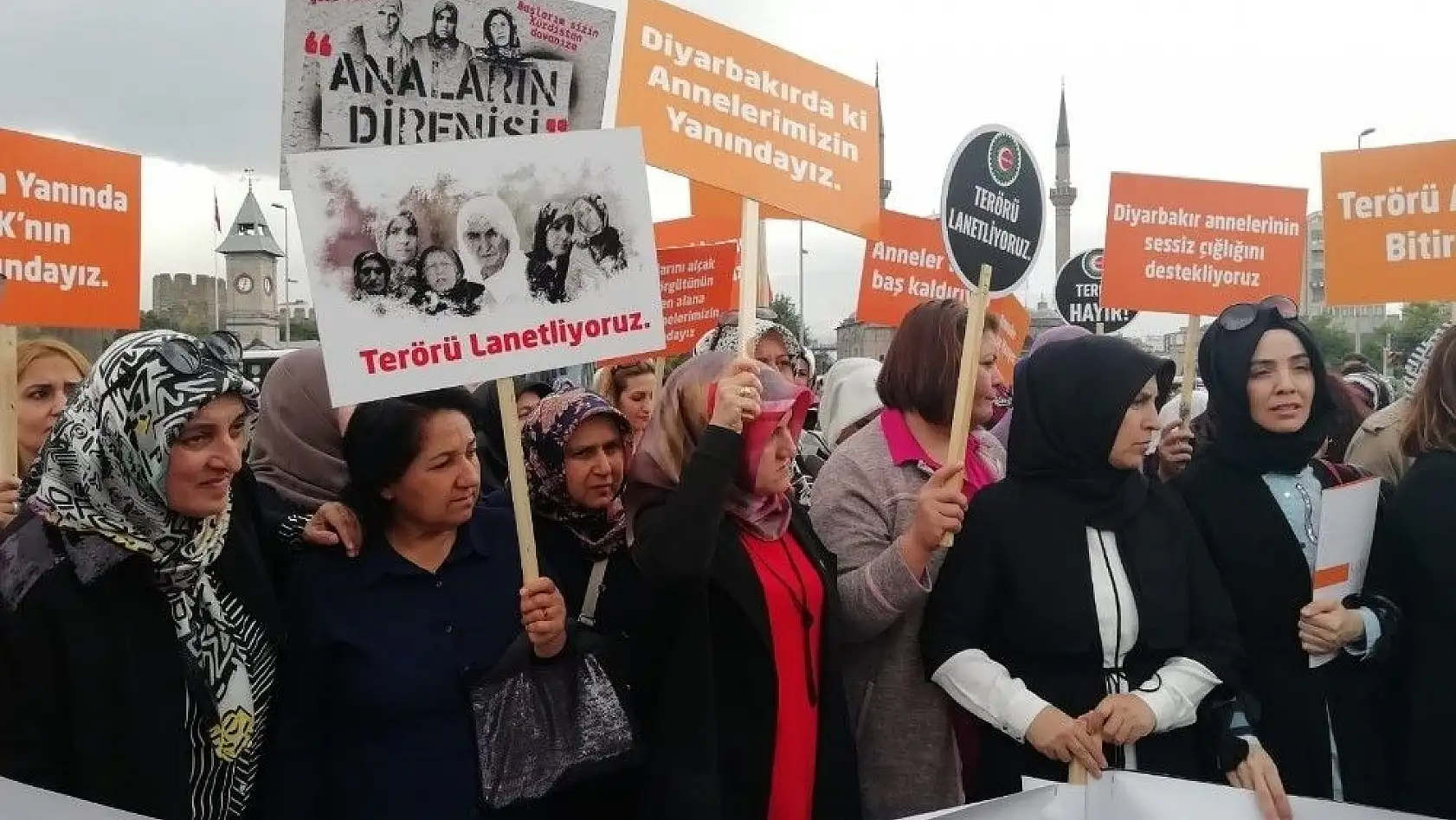 Şehit Polis Yasin İke'nin ablası Keziban İkeeser:'Tarih teröre meydan okuyan anneleri saygı ile yazacaktır'
