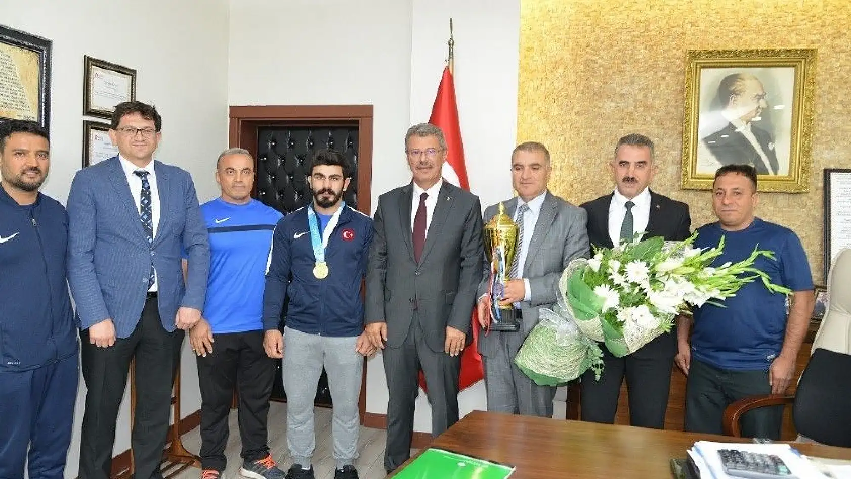 Şekersporlu Milli Güreşçi Fatih Cengiz birincilik kupasını aldı
