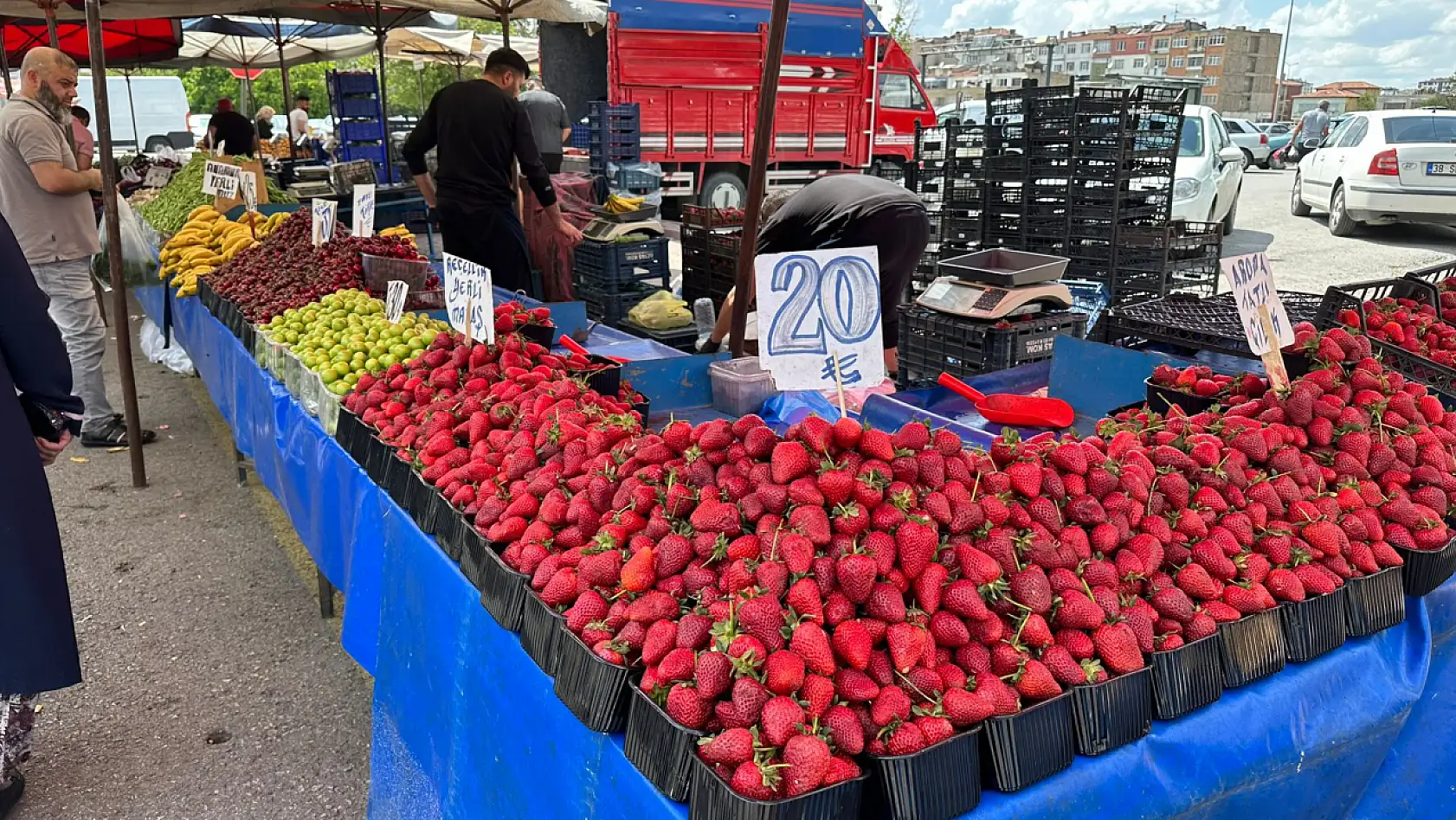 Semt pazarında meyve sebze fiyatları