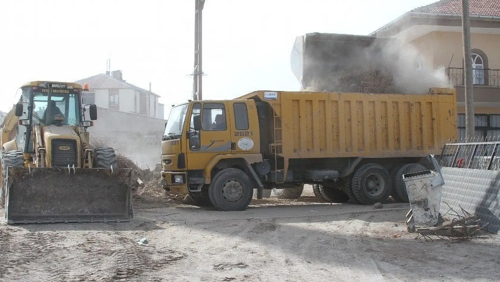 Sindelhöyük Mahallesinde metruk ev yıkımı ve yol çalışması