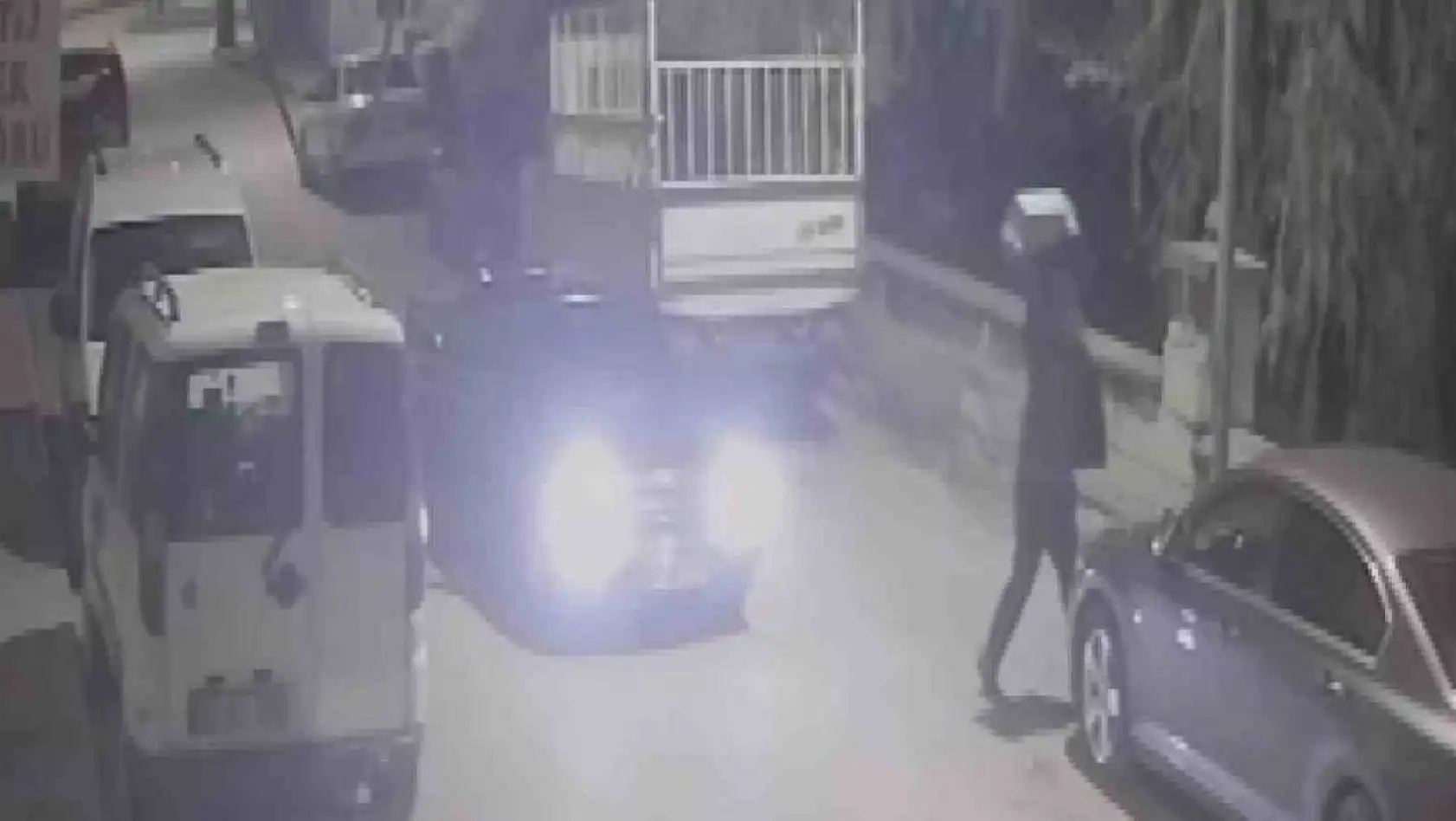 Sivas'ta bir garip olay, kaldırım taşını otomobilin camına sapladı